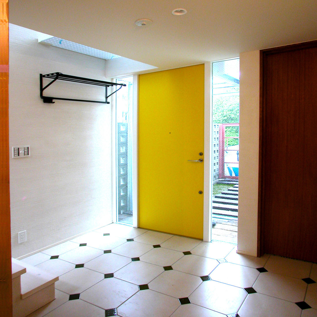 ミモザの木から発想した家, ユミラ建築設計室 ユミラ建築設計室 Moderne ramen & deuren