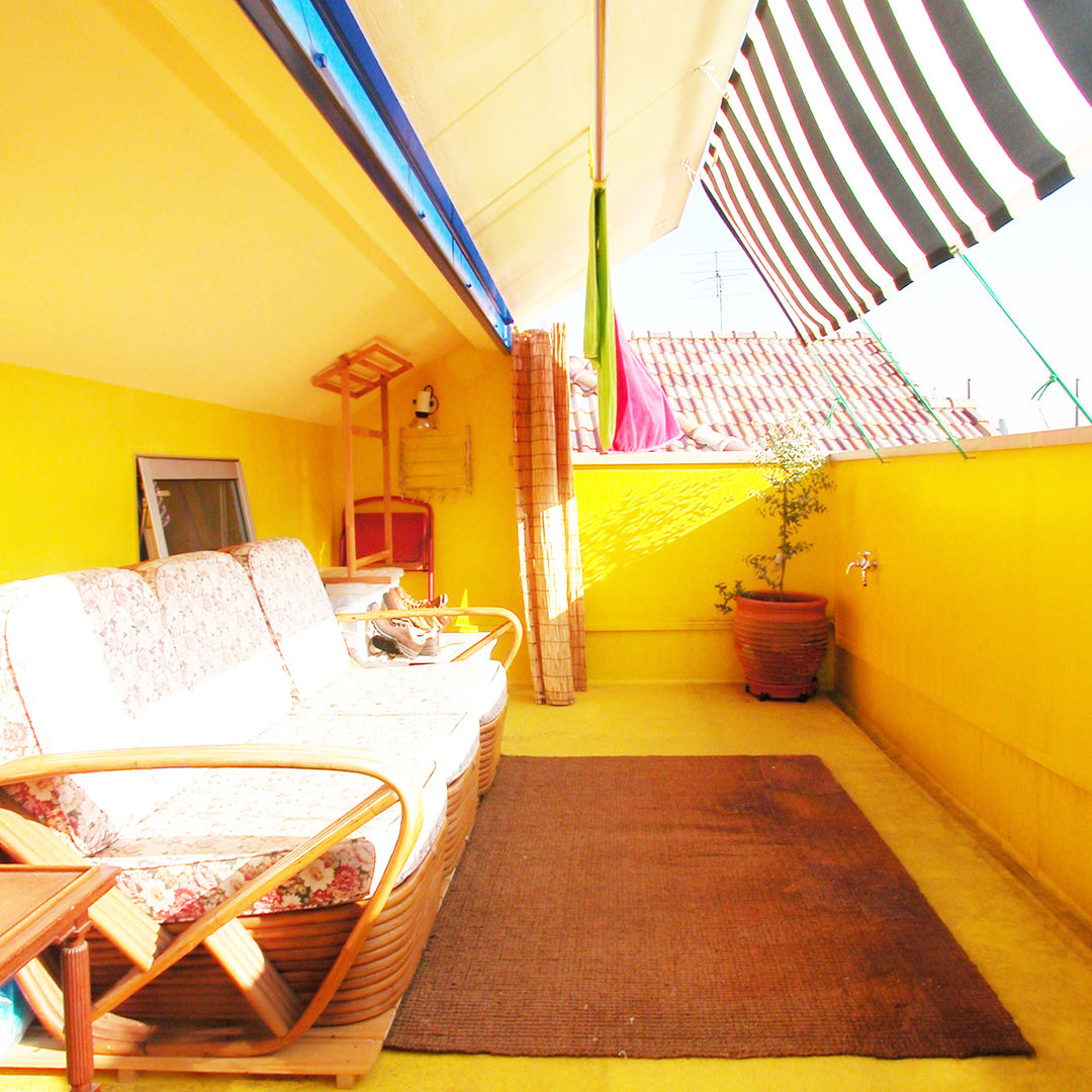 ミモザの木から発想した家, ユミラ建築設計室 ユミラ建築設計室 Modern balcony, veranda & terrace