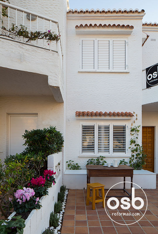 Fachada y terraza principal osb arquitectos Casas de estilo mediterráneo