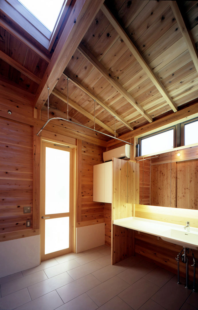 板倉の家, HAN環境・建築設計事務所 HAN環境・建築設計事務所 Eclectic style bathroom Wood Wood effect