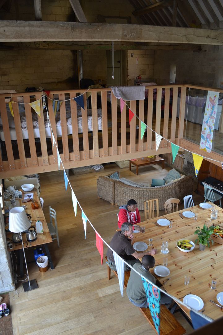 Group kitchen and dining area Hetreed Ross Architects ห้องทานข้าว