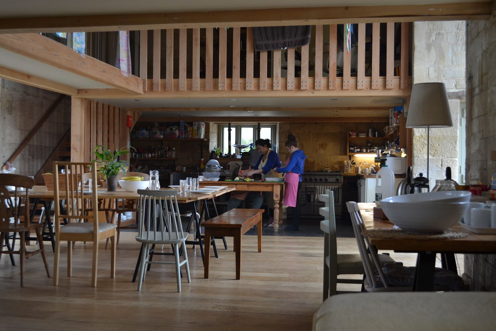 Group kitchen and dining area Hetreed Ross Architects Comedores de estilo rural