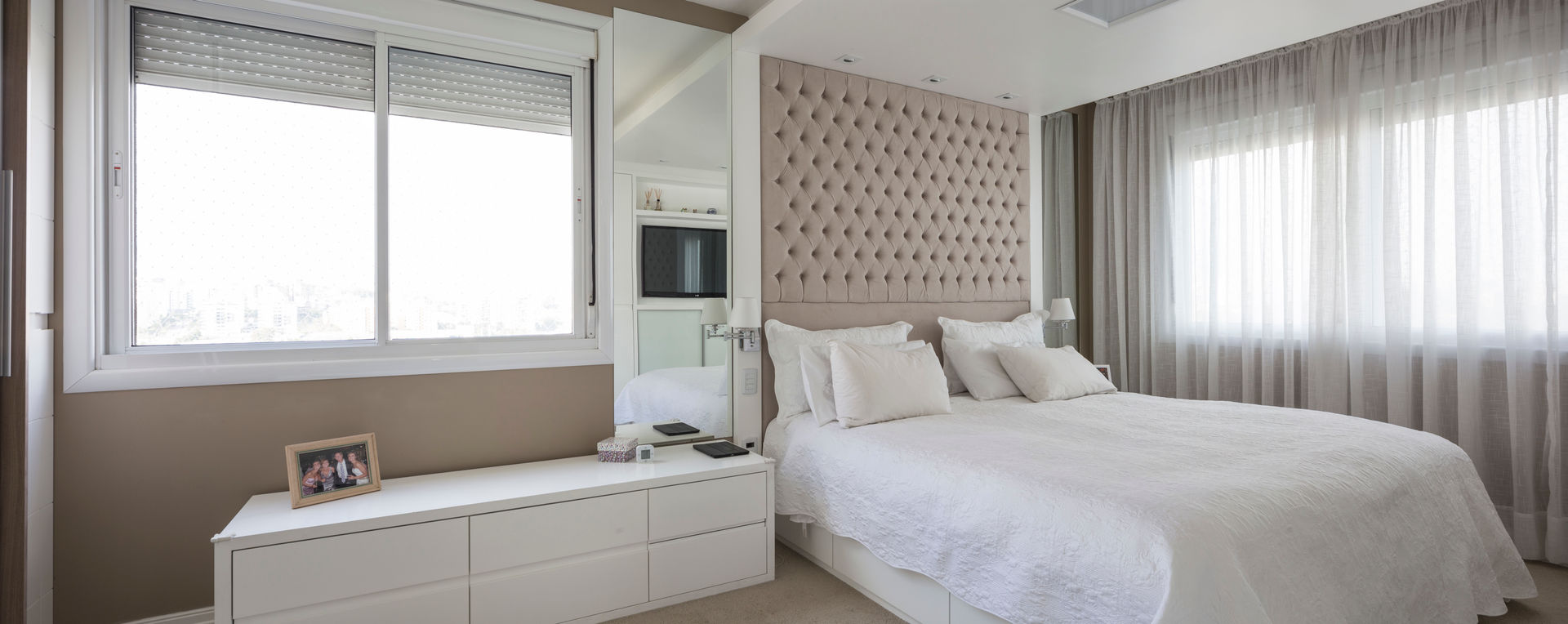 NRT | Dormitório Casal, Kali Arquitetura Kali Arquitetura Modern style bedroom