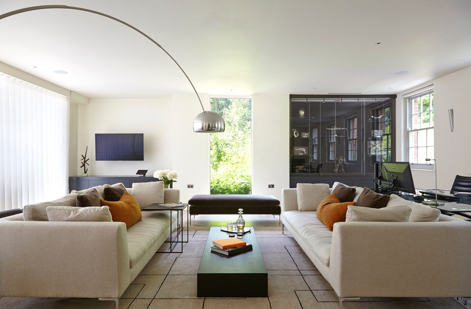 Living Room, Highwood, Berkshire Concept Interior Design & Decoration Ltd Ruang Keluarga Modern