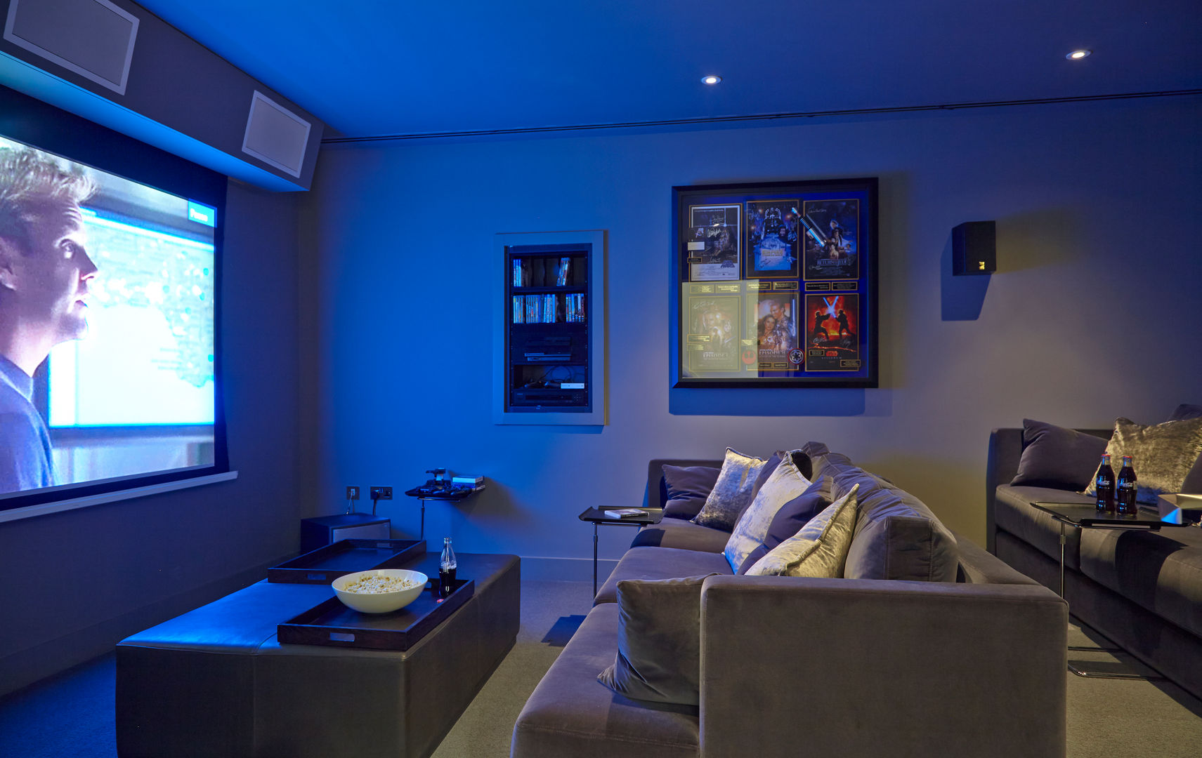 Home cinema, Highwood, Berkshire Concept Interior Design & Decoration Ltd モダンデザインの 多目的室