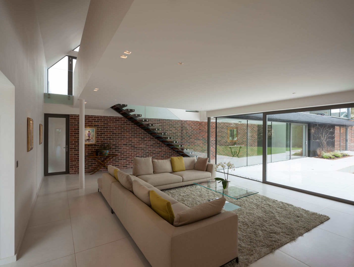 A Dreamy Private House Project in Cardiff, LOYN+CO ARCHITECTS LOYN+CO ARCHITECTS Modern Living Room