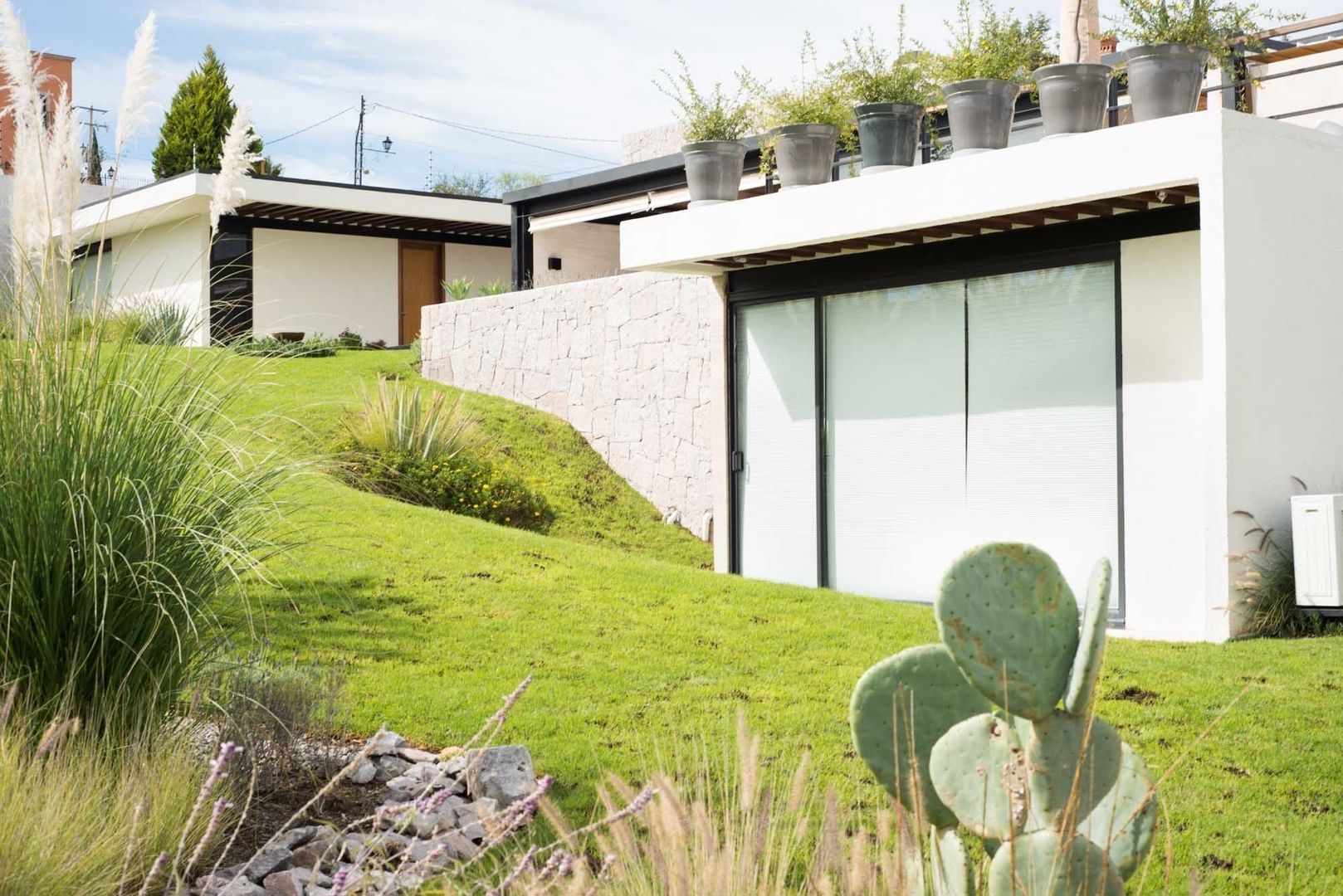 CASA OCHO JARDINES , Polen Diseño Vivo Polen Diseño Vivo Balcones y terrazas modernos