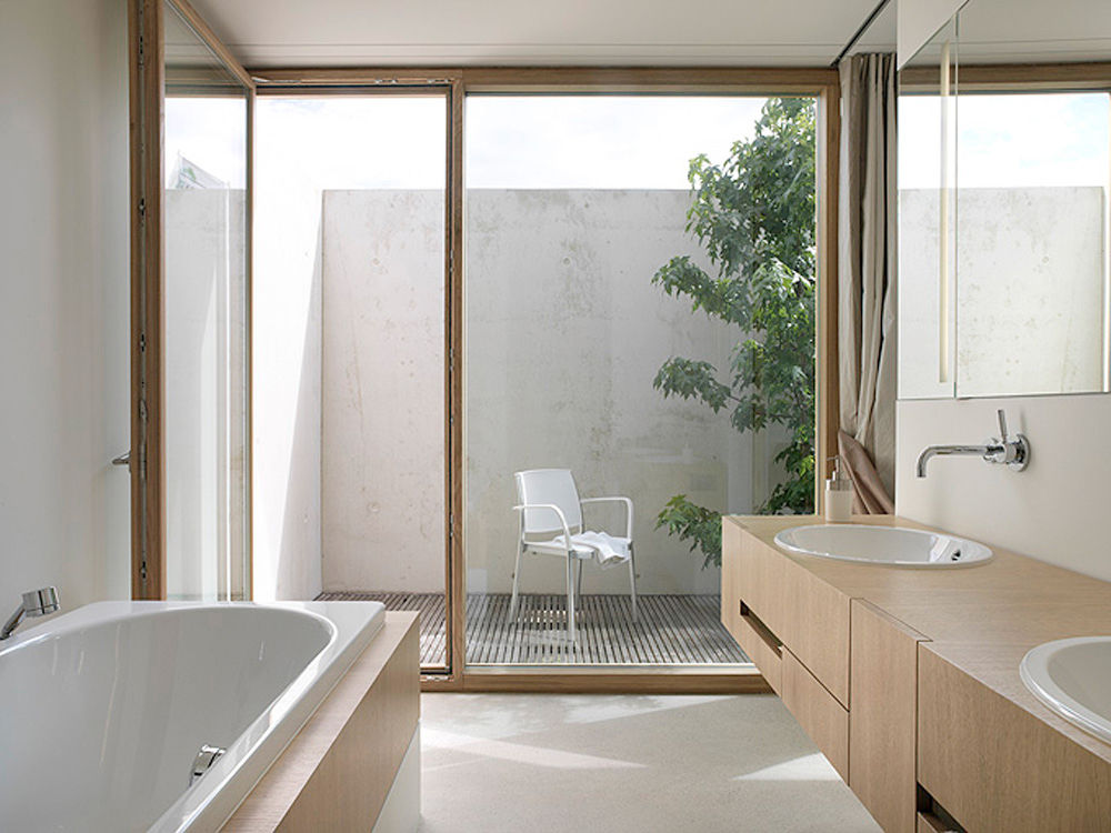 Nasszelle mit Atrium Rossetti+Wyss Architekten Moderne Badezimmer