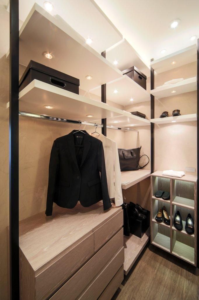 homify Modern dressing room