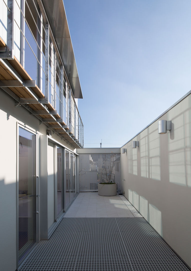 真間の家 陽光溢れる階上にリビングダイニングとルーフテラスがある住まい, アトリエ24一級建築士事務所 アトリエ24一級建築士事務所 Balcon, Veranda & Terrasse modernes