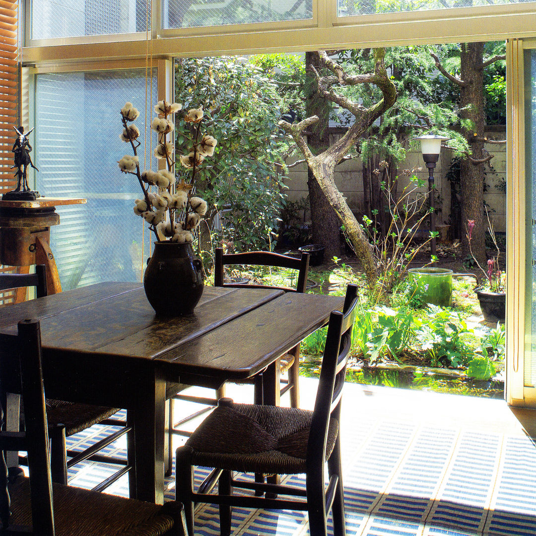 庭と一つになる家 ユミラ建築設計室 モダンデザインの リビング