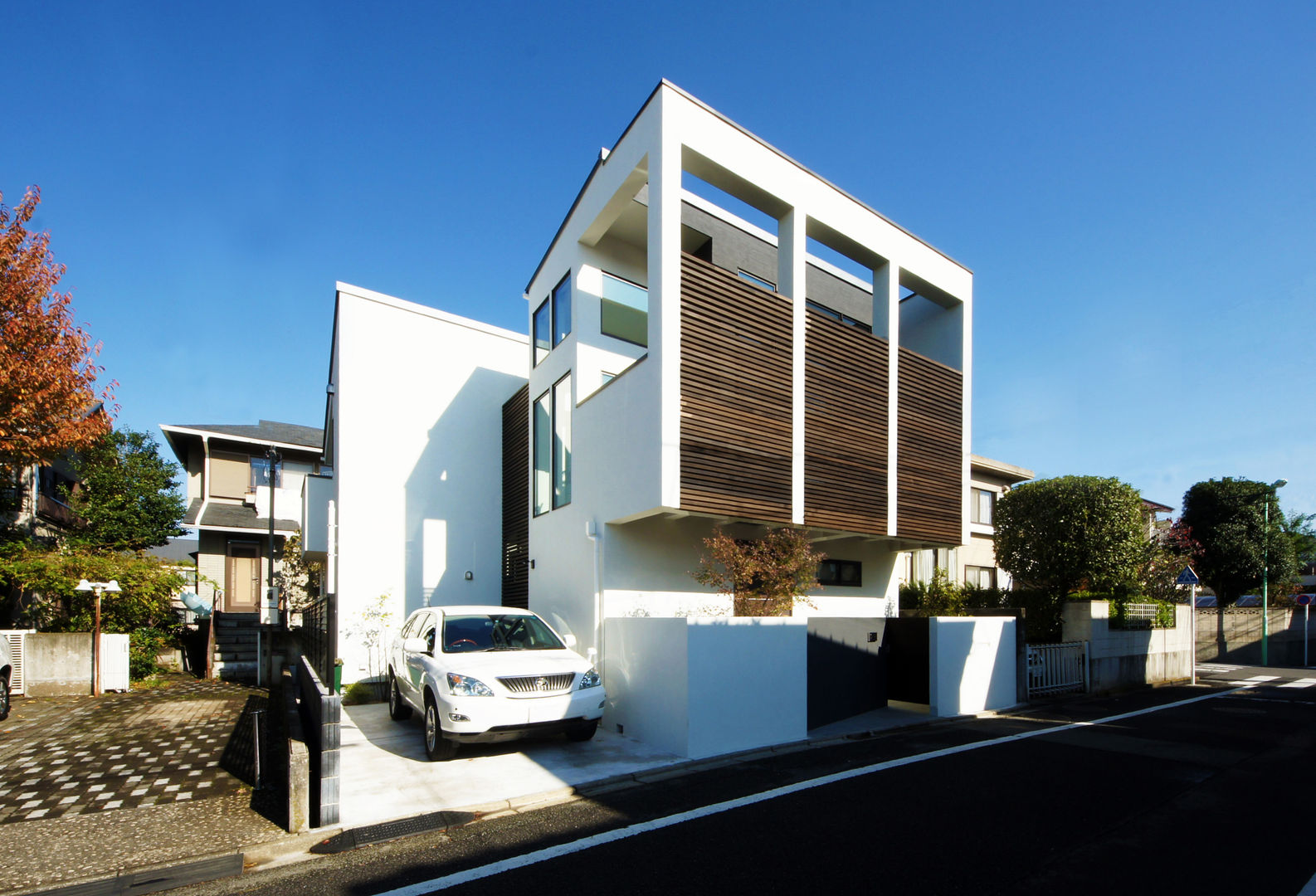 青空に映えるシンプルモダンの外観 TERAJIMA ARCHITECTS／テラジマアーキテクツ モダンな 家 空,植物,建物,財産,車両,車両,木,建築,車両登録プレート,アスファルト