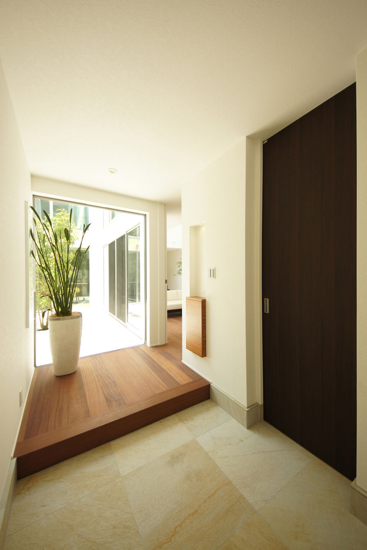 プライベートな中庭を囲む家, TERAJIMA ARCHITECTS／テラジマアーキテクツ TERAJIMA ARCHITECTS／テラジマアーキテクツ Modern corridor, hallway & stairs