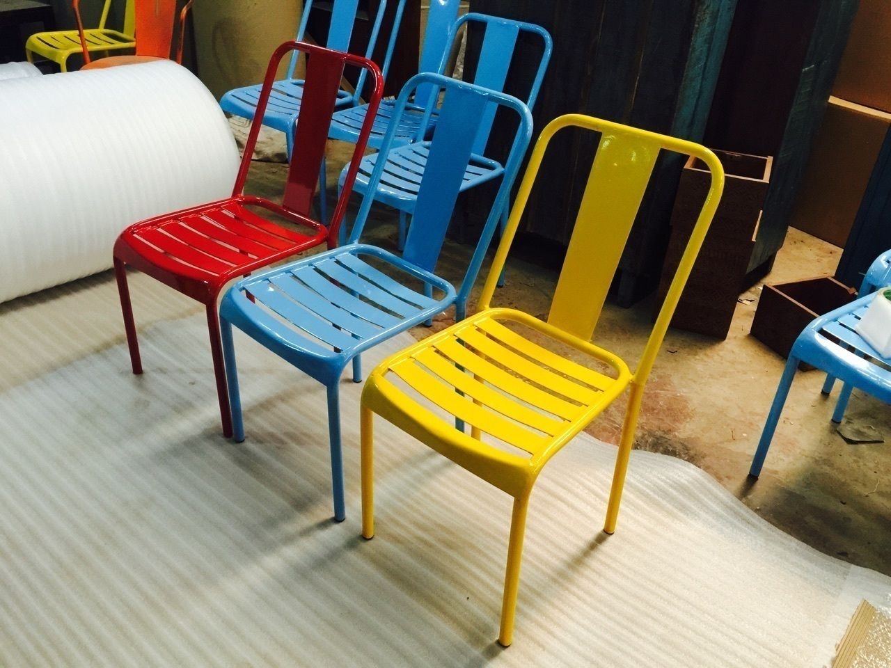 IRON CHAIRS, ALPA CORP ALPA CORP Industrialny balkon, taras i weranda Meble