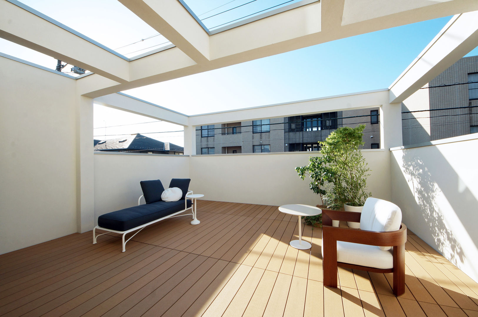 光に満ちた大空間リビングの家, TERAJIMA ARCHITECTS／テラジマアーキテクツ TERAJIMA ARCHITECTS／テラジマアーキテクツ Modern balcony, veranda & terrace