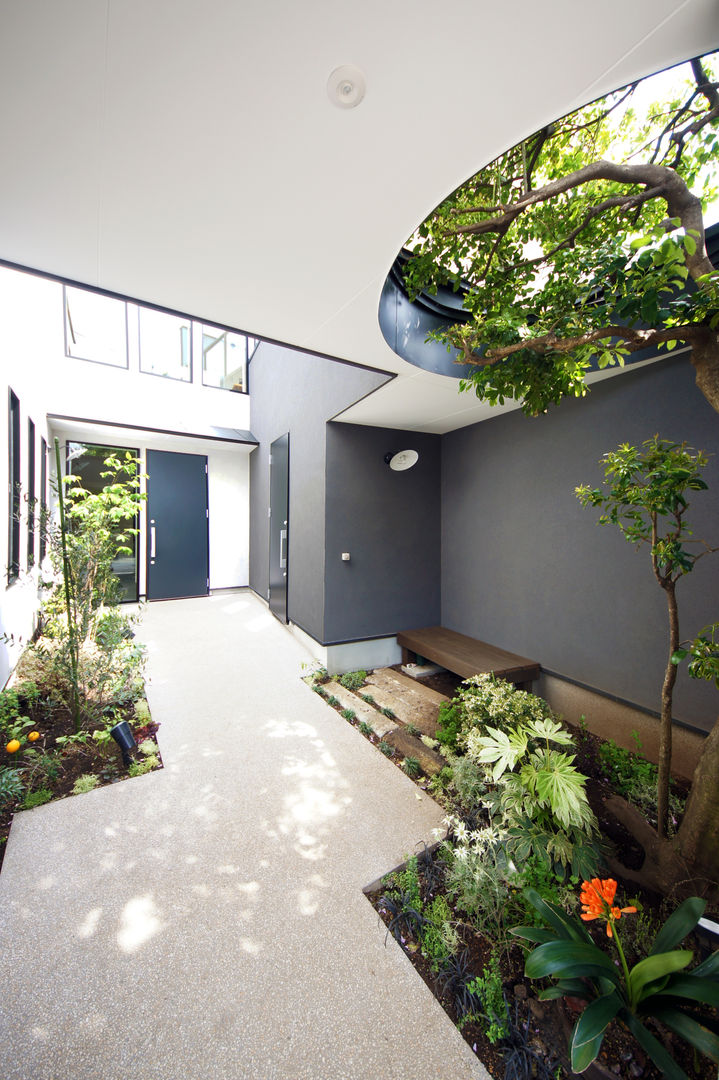 世帯をつなぐ通り土間のある家, TERAJIMA ARCHITECTS／テラジマアーキテクツ TERAJIMA ARCHITECTS／テラジマアーキテクツ Modern garden