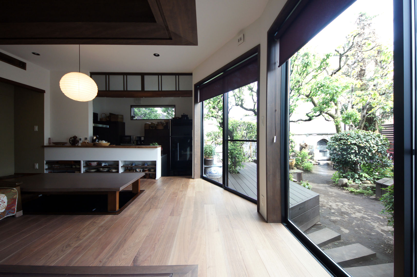 世帯をつなぐ通り土間のある家, TERAJIMA ARCHITECTS／テラジマアーキテクツ TERAJIMA ARCHITECTS／テラジマアーキテクツ Modern living room