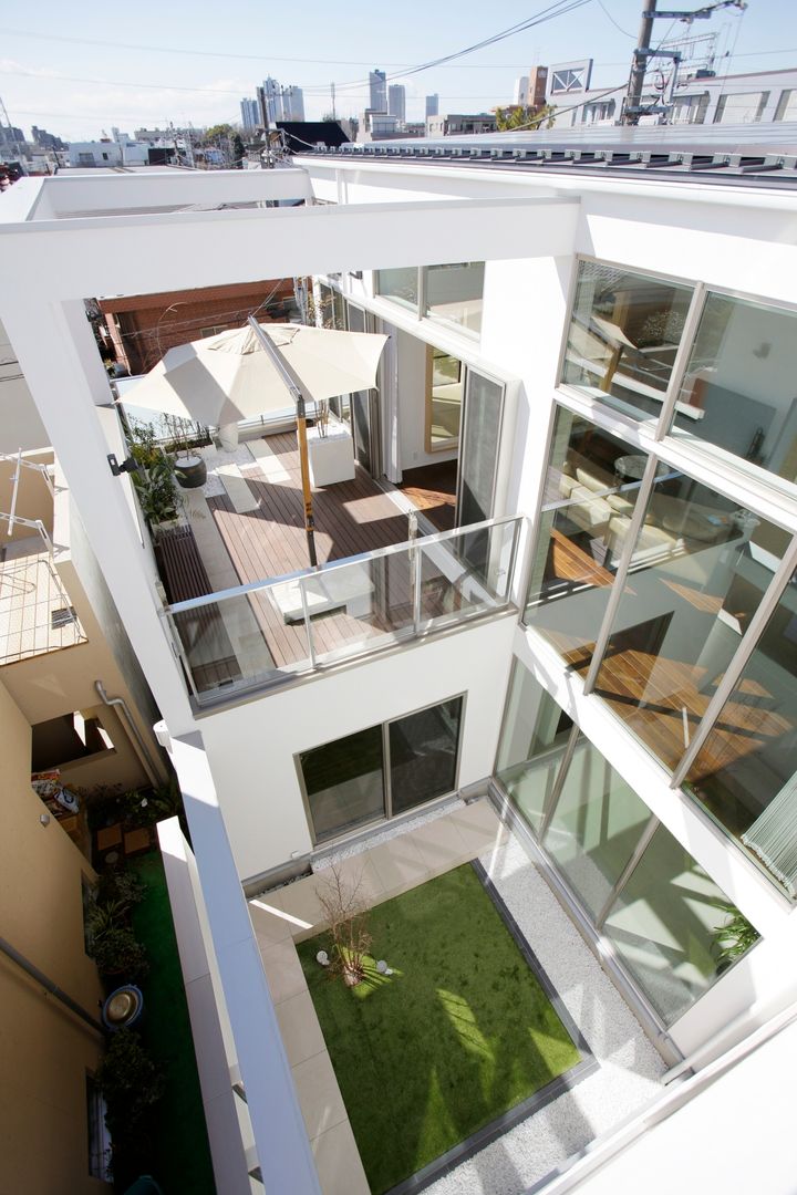 家族の気配を感じる大空間の家, TERAJIMA ARCHITECTS／テラジマアーキテクツ TERAJIMA ARCHITECTS／テラジマアーキテクツ Modern balcony, veranda & terrace