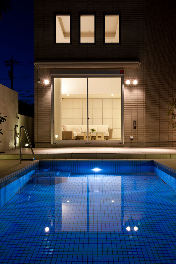 プールよりリビングを眺める 依田英和建築設計舎 モダンスタイルの プール