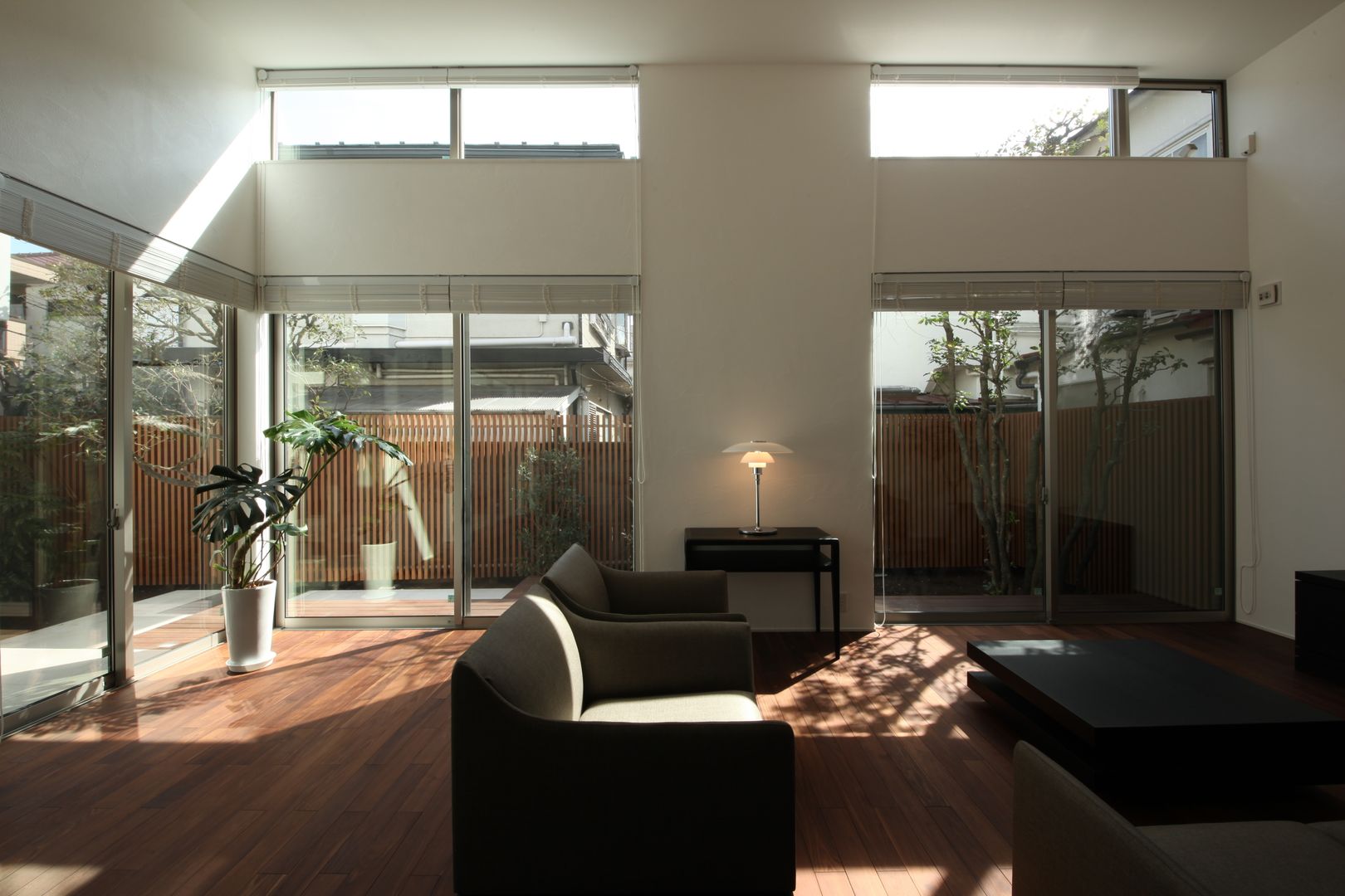 光と影が織りなす美しい家, TERAJIMA ARCHITECTS／テラジマアーキテクツ TERAJIMA ARCHITECTS／テラジマアーキテクツ Modern living room
