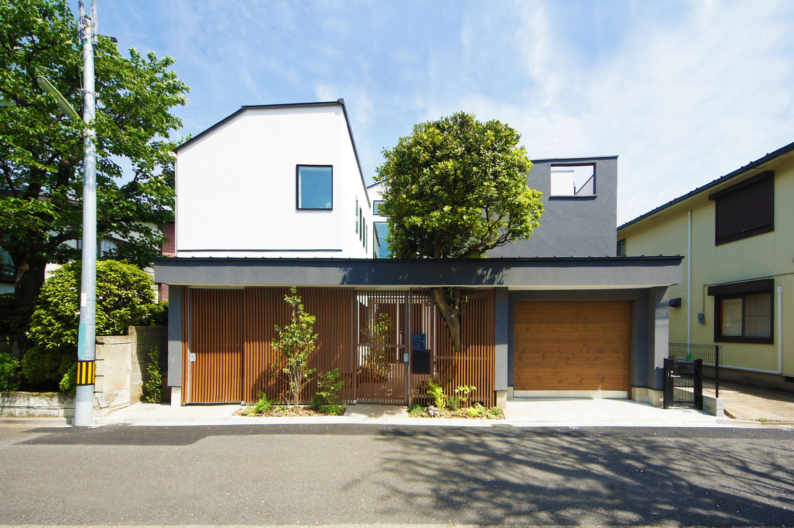 世帯をつなぐ通り土間のある家, TERAJIMA ARCHITECTS／テラジマアーキテクツ TERAJIMA ARCHITECTS／テラジマアーキテクツ Casas de estilo moderno