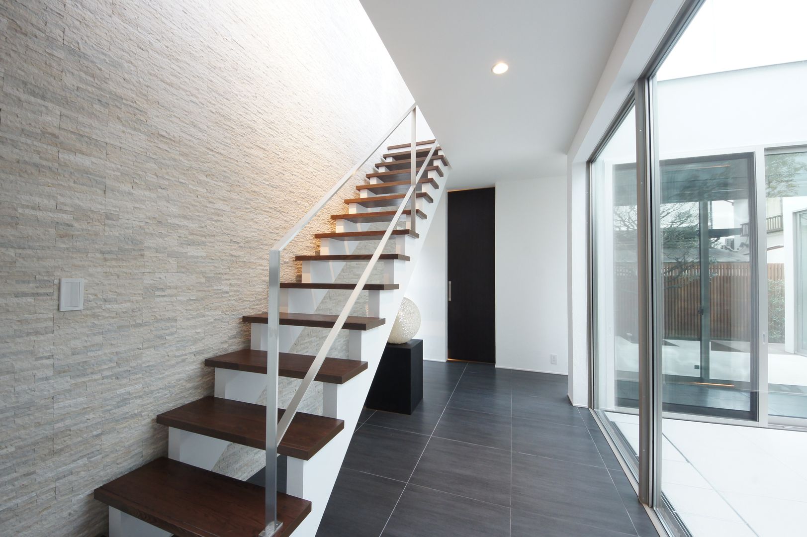 光と影が織りなす美しい家, TERAJIMA ARCHITECTS／テラジマアーキテクツ TERAJIMA ARCHITECTS／テラジマアーキテクツ Modern corridor, hallway & stairs