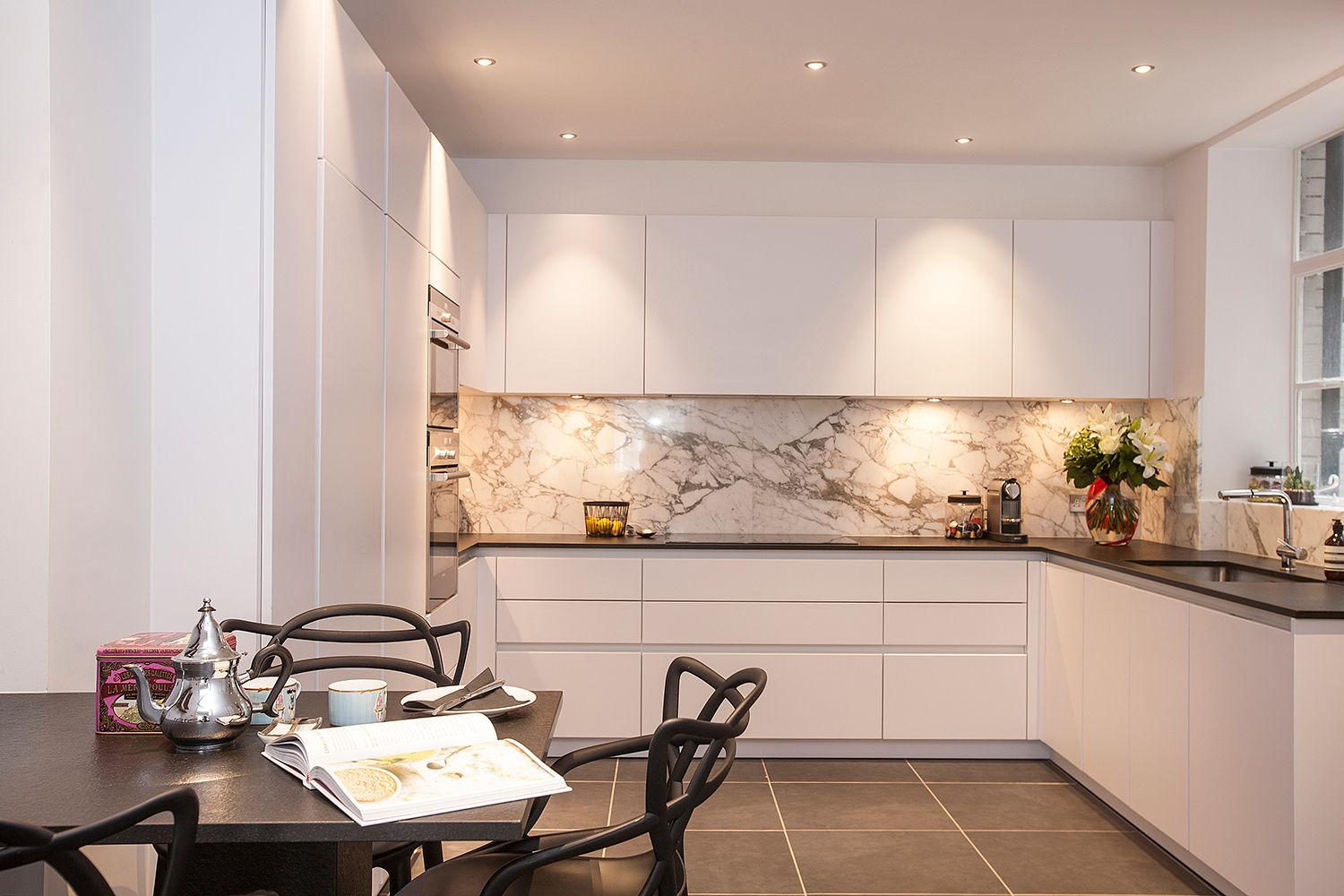 Kensington Church Street Kitchen - After SWM Interiors & Sourcing Ltd مطبخ