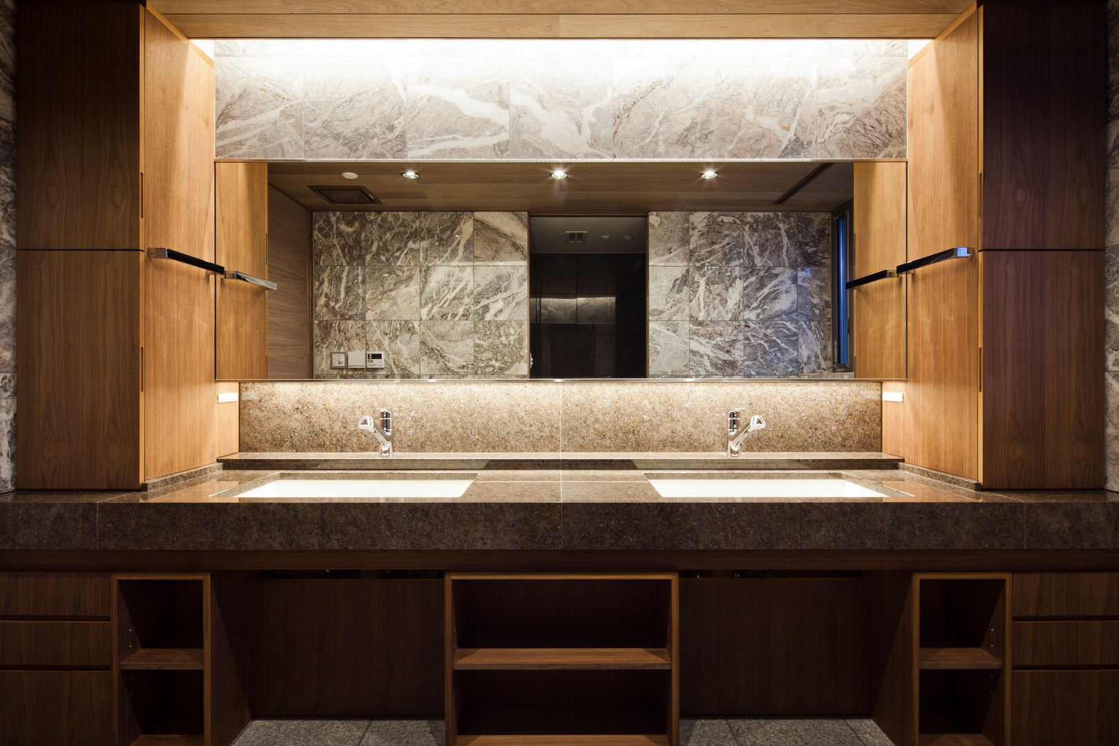 AH2, 依田英和建築設計舎 依田英和建築設計舎 現代浴室設計點子、靈感&圖片