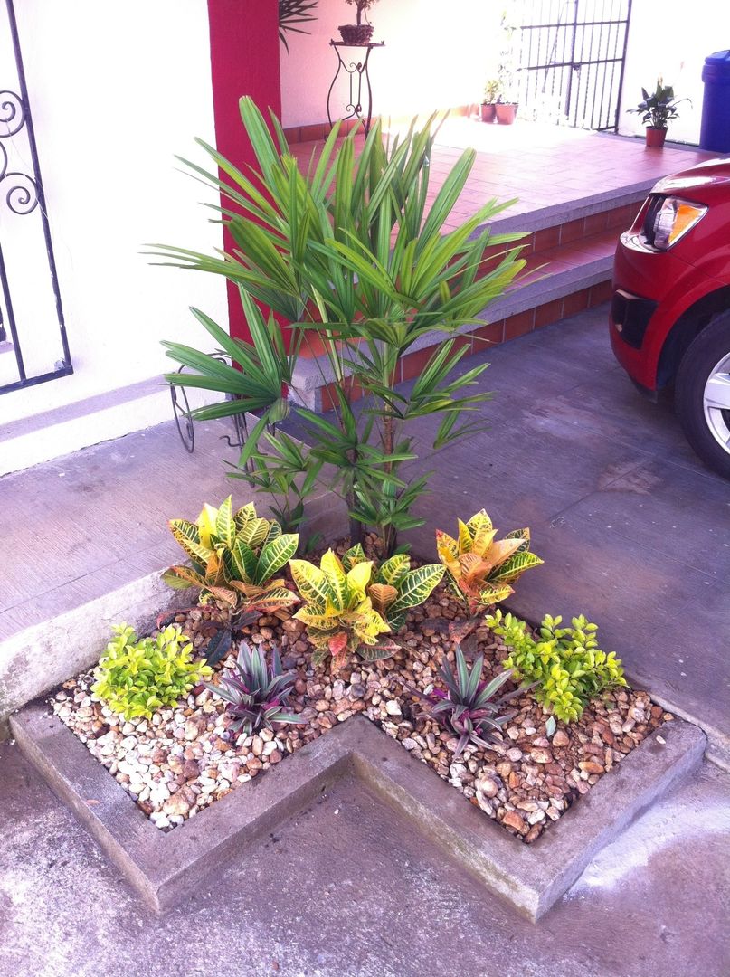 Jardinera con piedra rosa-naranja de cubresuelo Vivero Sofia Jardines minimalistas