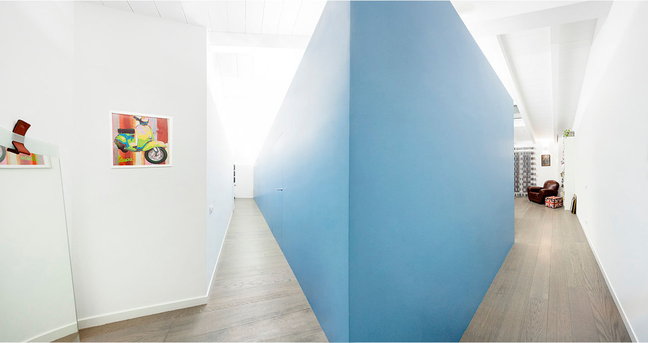 the blue whale, 23bassi studio di architettura 23bassi studio di architettura Minimalist corridor, hallway & stairs