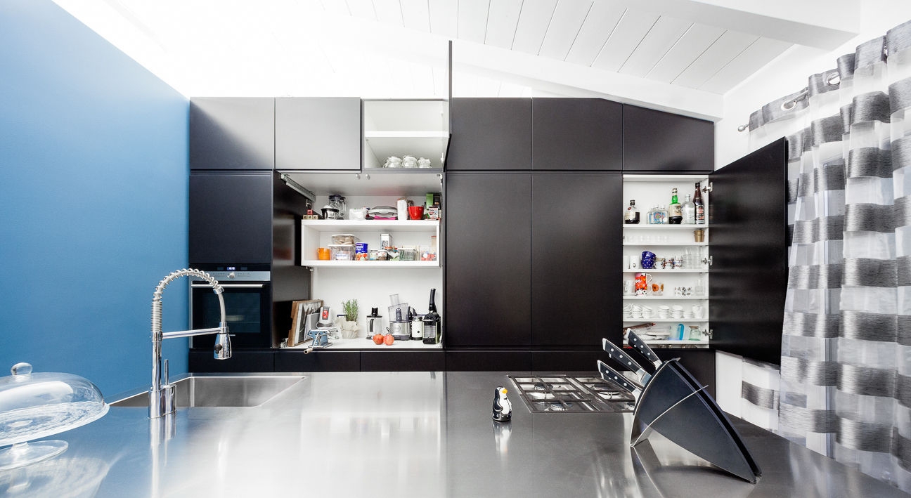 the blue whale, 23bassi studio di architettura 23bassi studio di architettura Minimalist kitchen