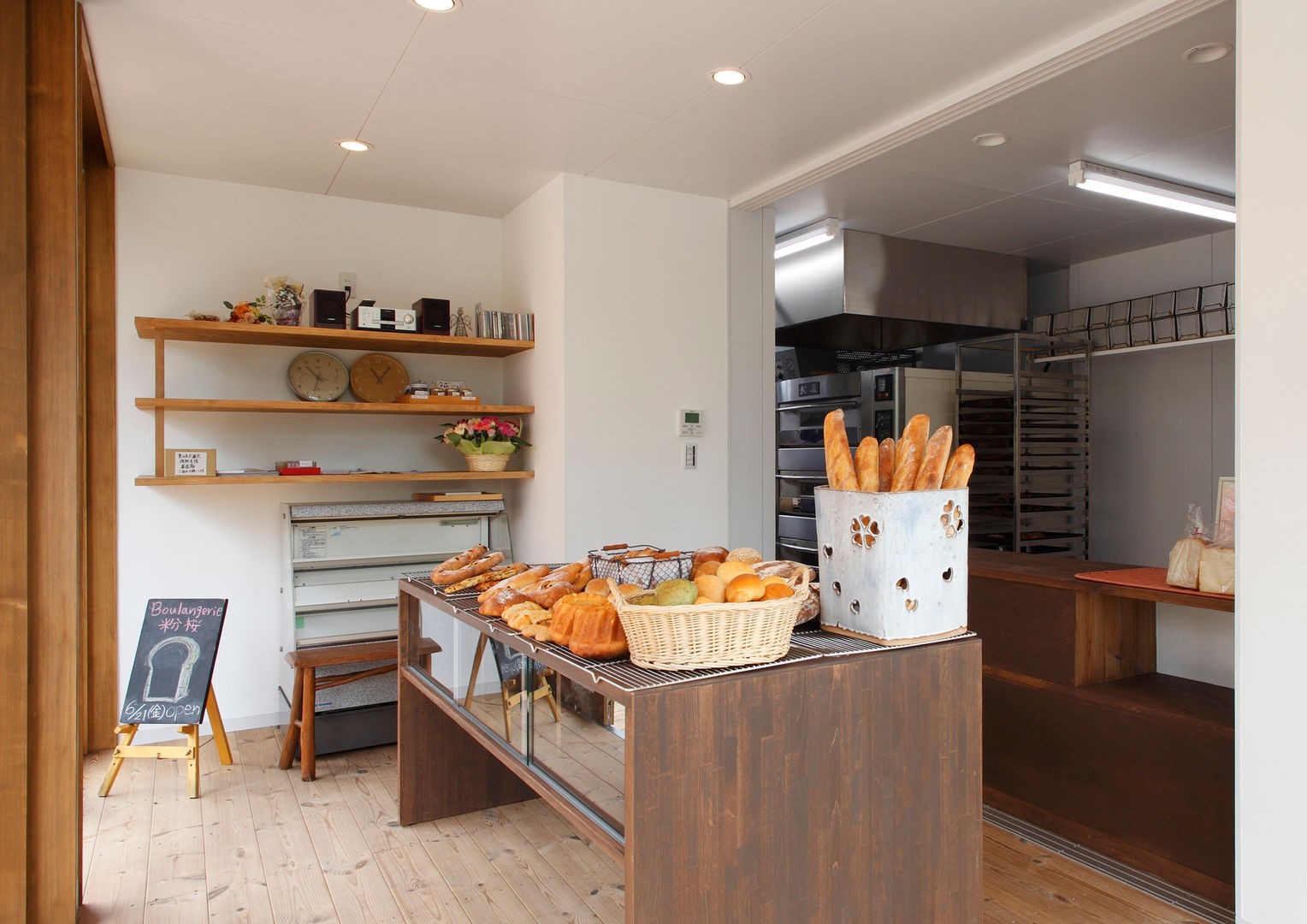 Boulangerie 粉桜 こだわりのパン工房とそのパンを焼くための活力を養う住まい, アトリエ24一級建築士事務所 アトリエ24一級建築士事務所 Espacios comerciales Oficinas y Tiendas