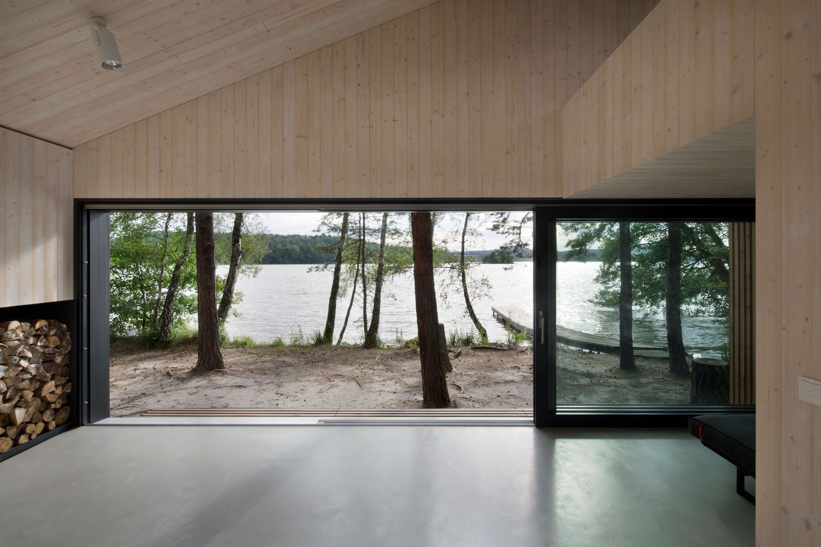 Lake Cabin FAM Architekti モダンデザインの リビング