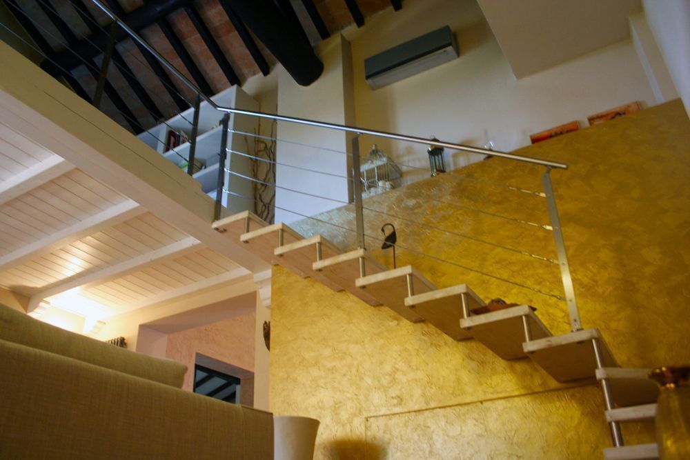 Scala in legno sbiancato Devincenti Multiliving Modern Corridor, Hallway and Staircase