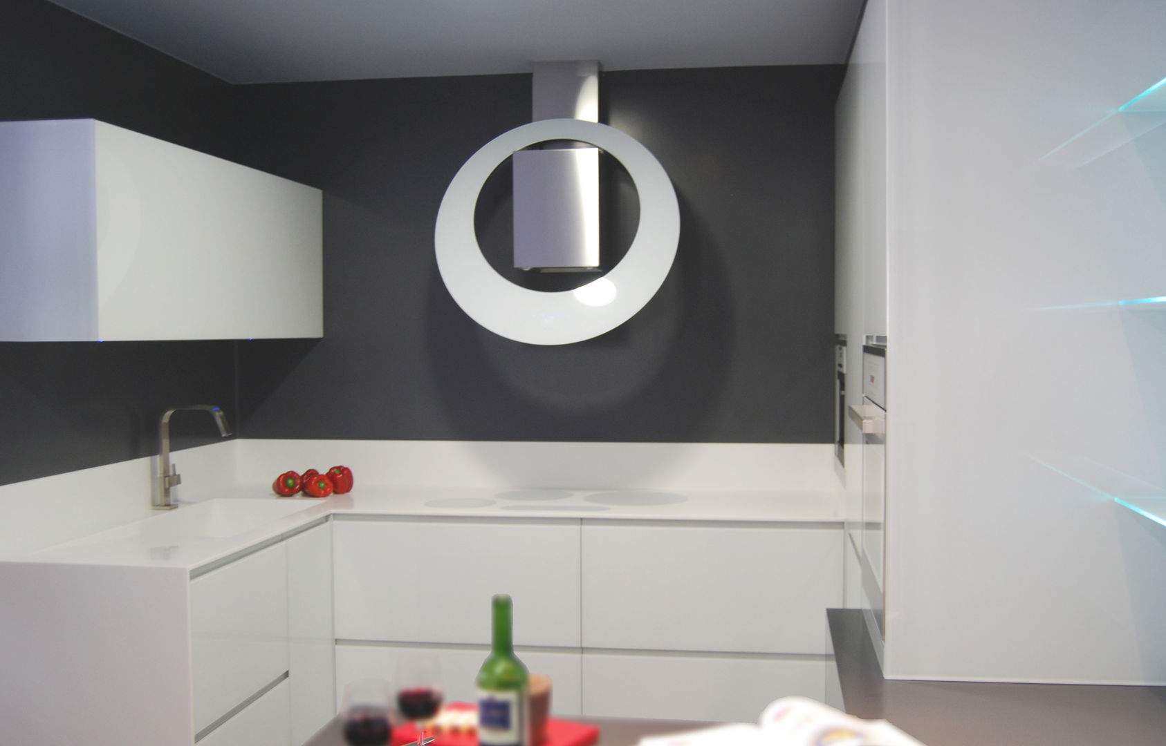 Modelo Alborán, de Senssia, kitchen in kitchen in مطبخ