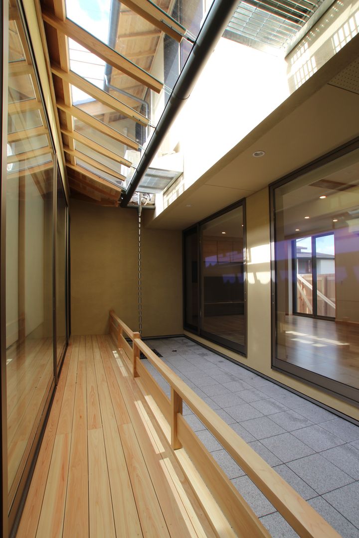光庭のある家（京都産木材を使用した和モダン住宅）, ＡＴＳ造家設計事務所 ＡＴＳ造家設計事務所 Сад в стиле модерн