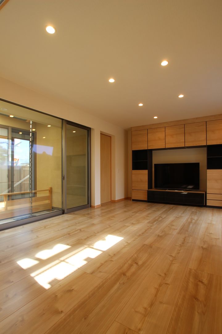 光庭のある家（京都産木材を使用した和モダン住宅）, ＡＴＳ造家設計事務所 ＡＴＳ造家設計事務所 Salas modernas