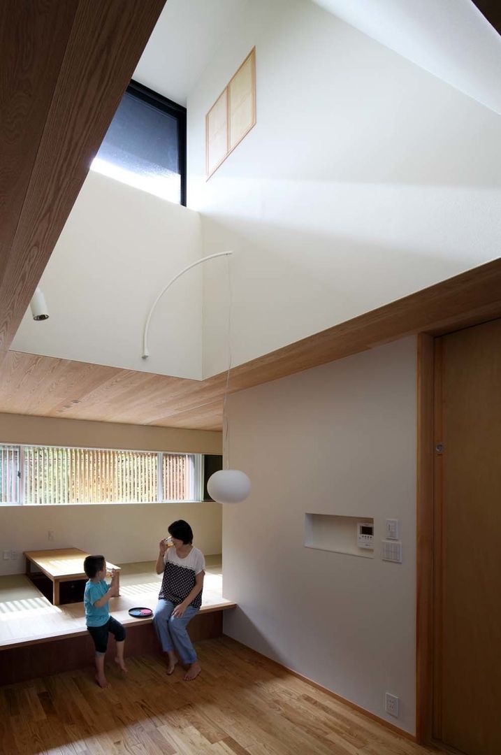 House just in front 中西ひろむ建築設計事務所／Hiromu Nakanishi Architects Modern dining room Wood Wood effect
