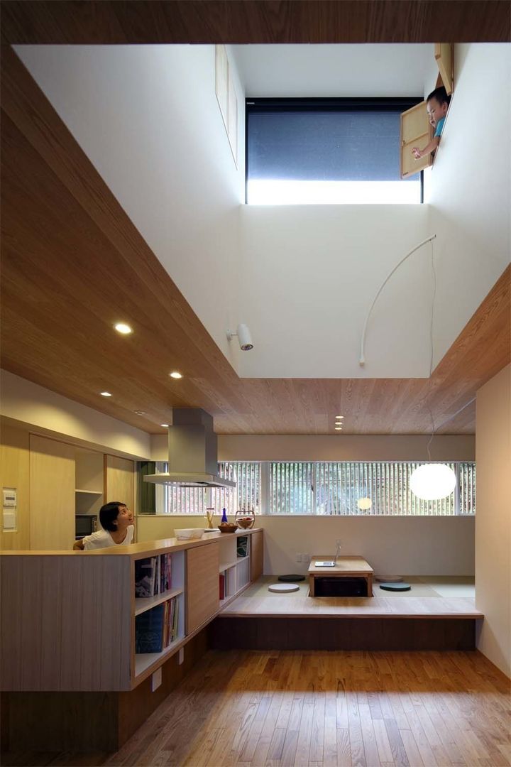 House just in front 中西ひろむ建築設計事務所／Hiromu Nakanishi Architects Modern living room لکڑی Wood effect