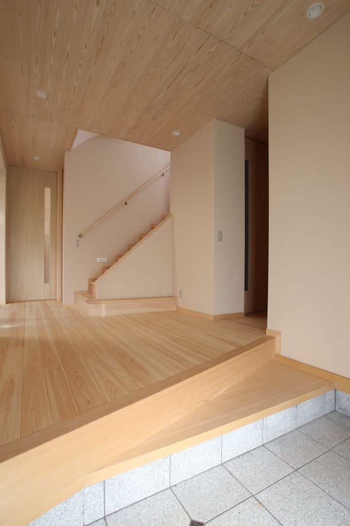 光庭のある家（京都産木材を使用した和モダン住宅）, ＡＴＳ造家設計事務所 ＡＴＳ造家設計事務所 Modern corridor, hallway & stairs