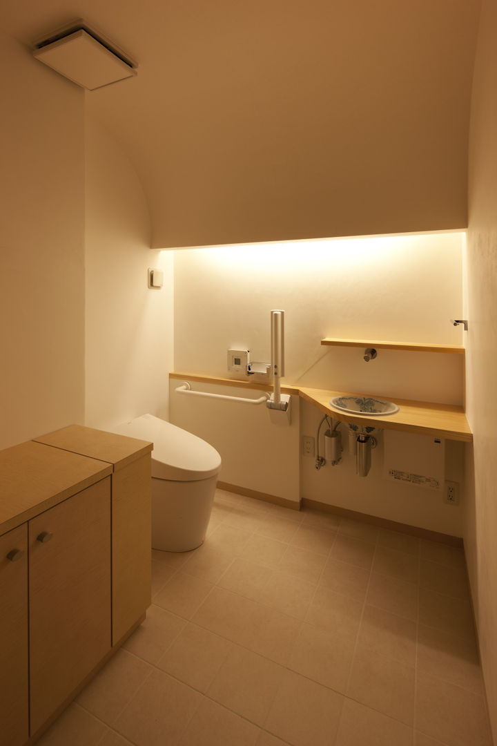 十八間堂（車椅子障害者のための平屋住宅）, ＡＴＳ造家設計事務所 ＡＴＳ造家設計事務所 Modern style bathrooms