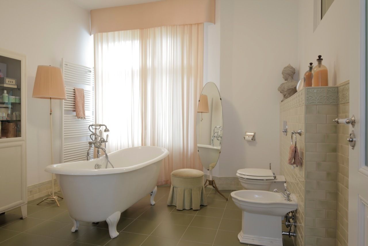 homify Classic style bathroom