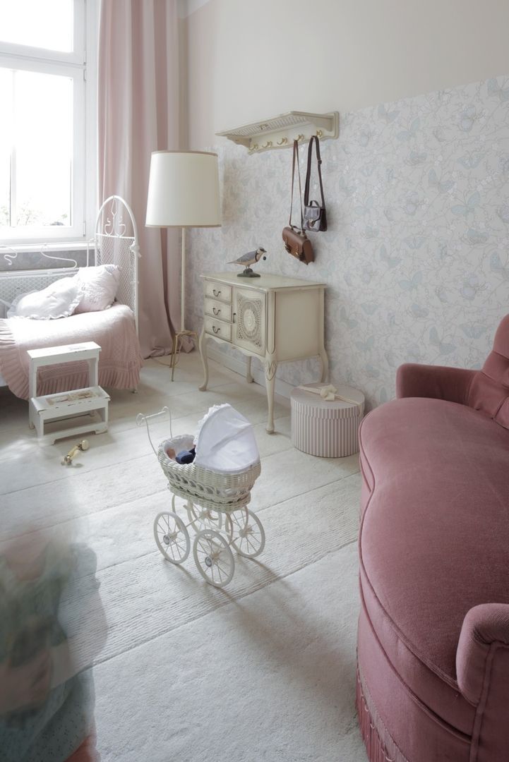 homify Classic style nursery/kids room