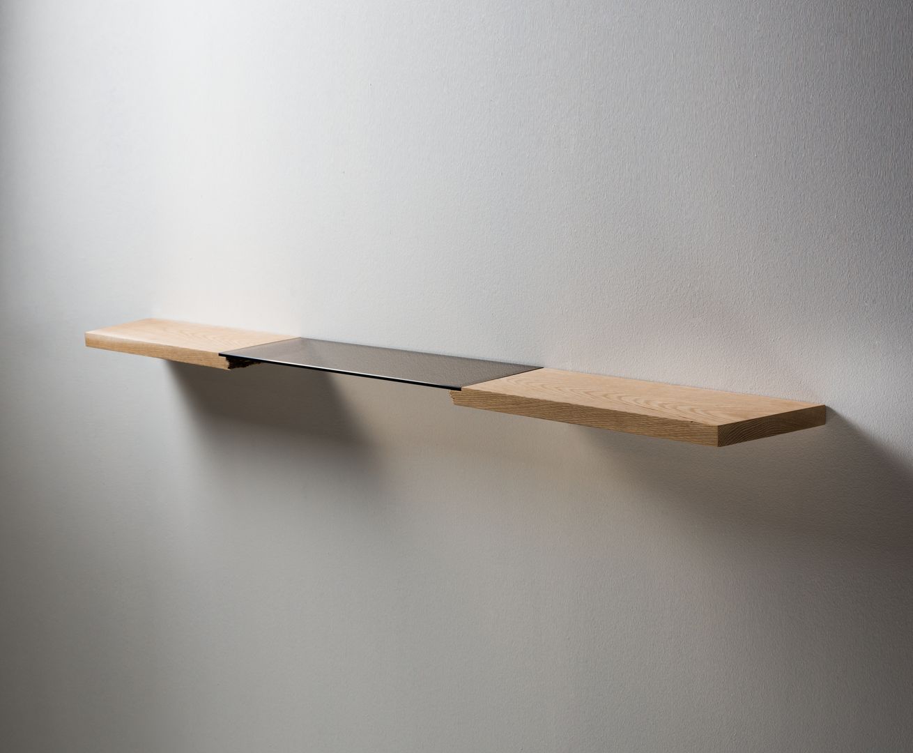 Broken : Floating Shelf byJalmari Salas de estar modernas Estantes