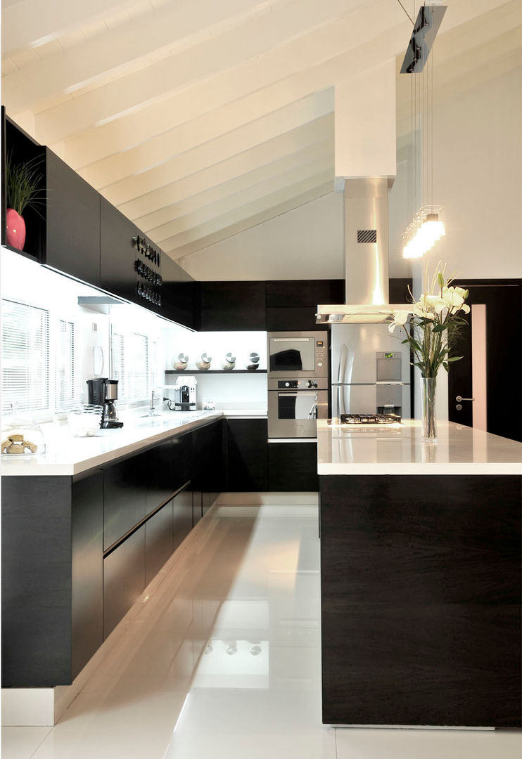 INTERIORES_ Cocinas by Escalaveinte, Estudio Arqt Estudio Arqt ห้องครัว ที่เก็บของ