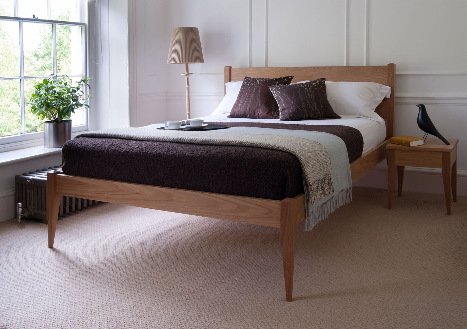 The Cochin Bed & Bedside Table Natural Bed Company Quartos modernos Mesa de cabeceira