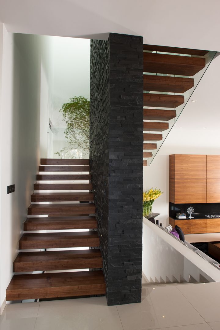Casa GM, GLR Arquitectos GLR Arquitectos Modern corridor, hallway & stairs
