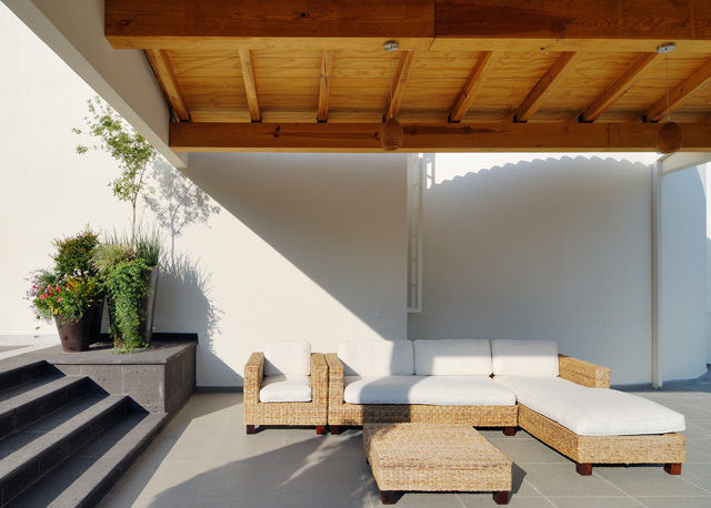 TERRAZA TECHADA Excelencia en Diseño Balcones y terrazas de estilo moderno