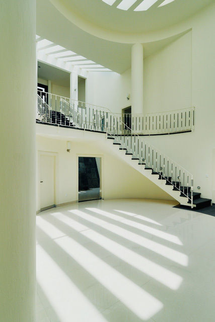 PATIO INTERIOR A DOBLE ALTURA Excelencia en Diseño Pasillos, vestíbulos y escaleras modernos