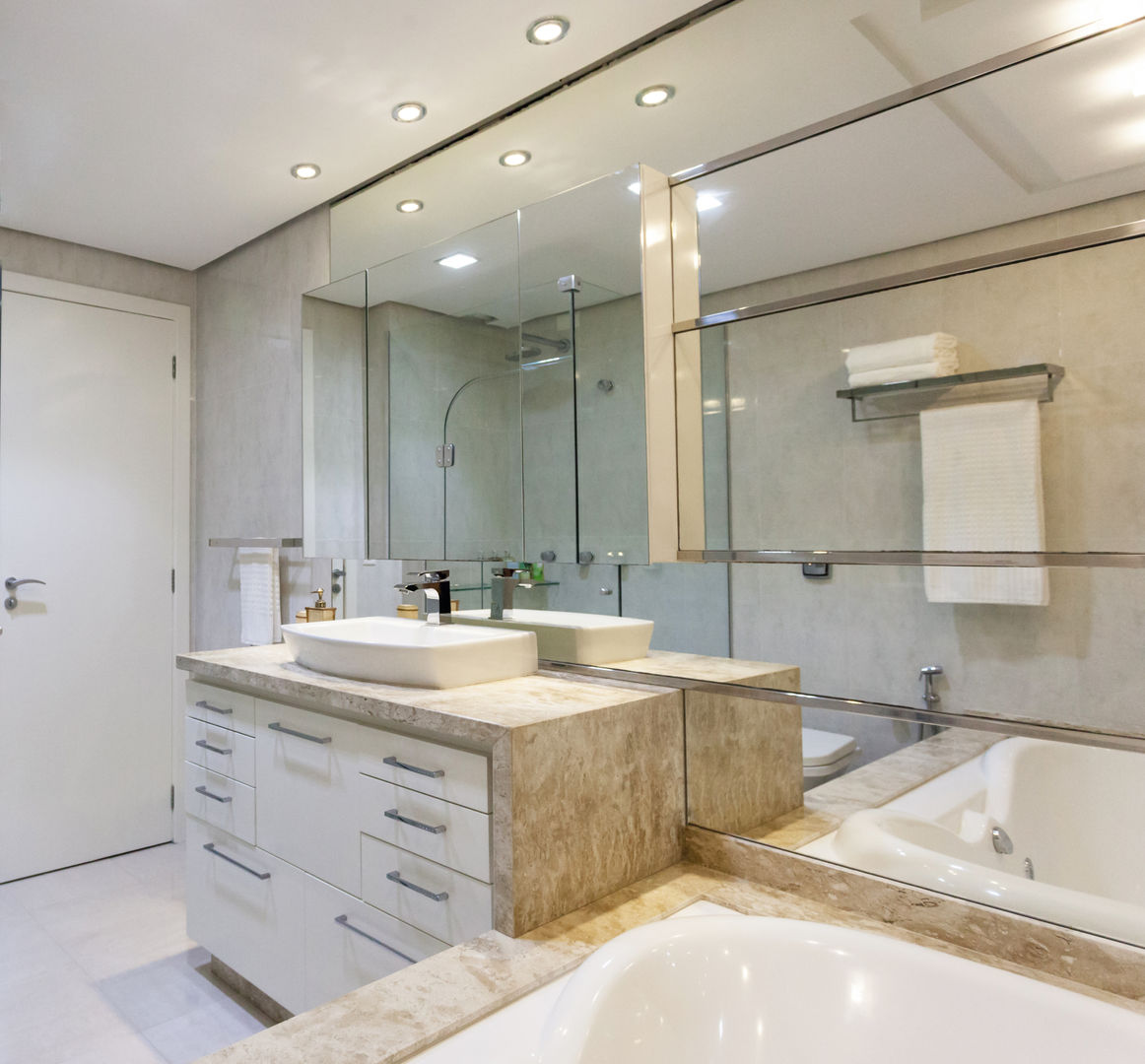 A simplicidade do moderno aliado a elegância do clássico, msaviarquitetura msaviarquitetura Modern Banyo Aynalar